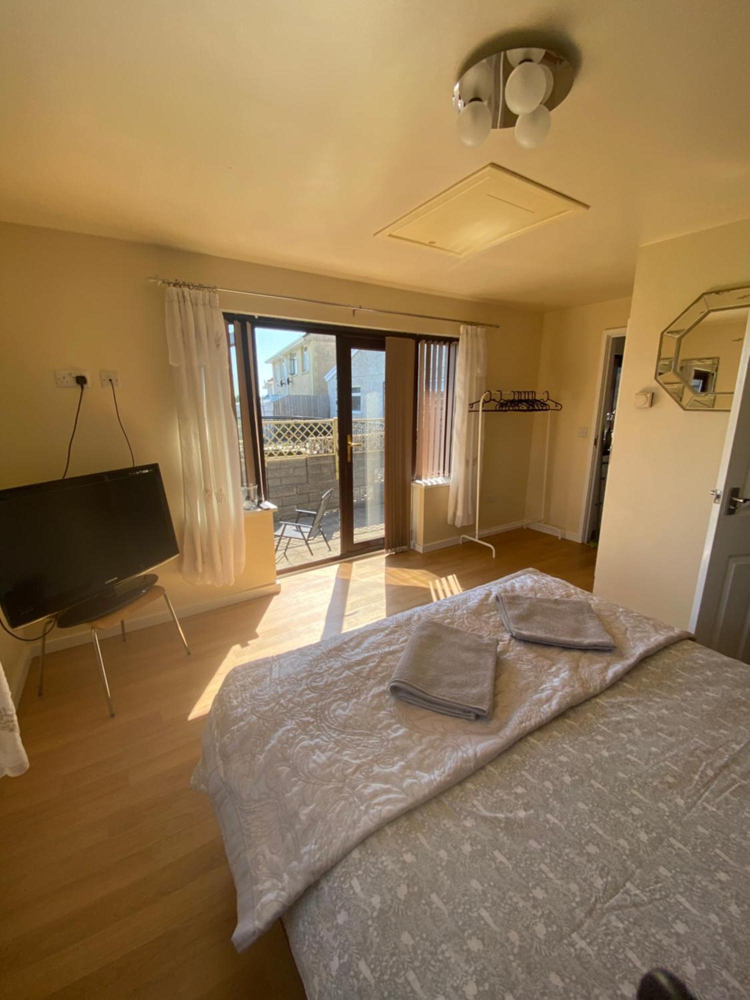 Carol's Place Near Porthcawl, Margam Park, 3mins To M4 *